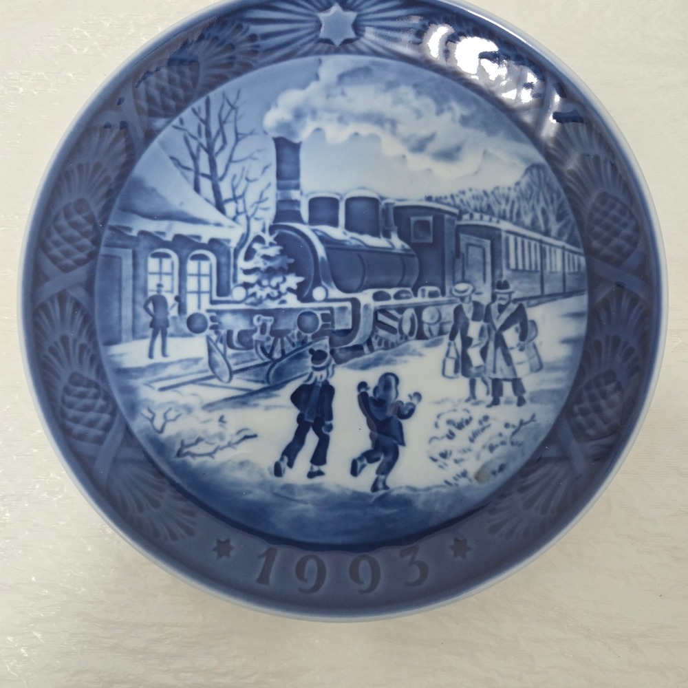 Royal Copenhagen 1993 Christmas Guests Collector Plate Blue White Denmark Train